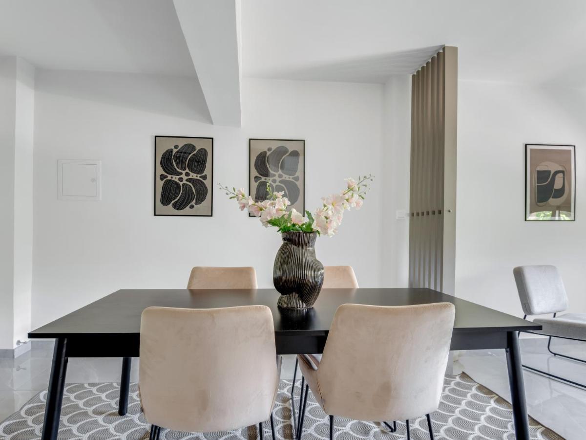 Sanders Crystal Larnaca Luaran gambar
