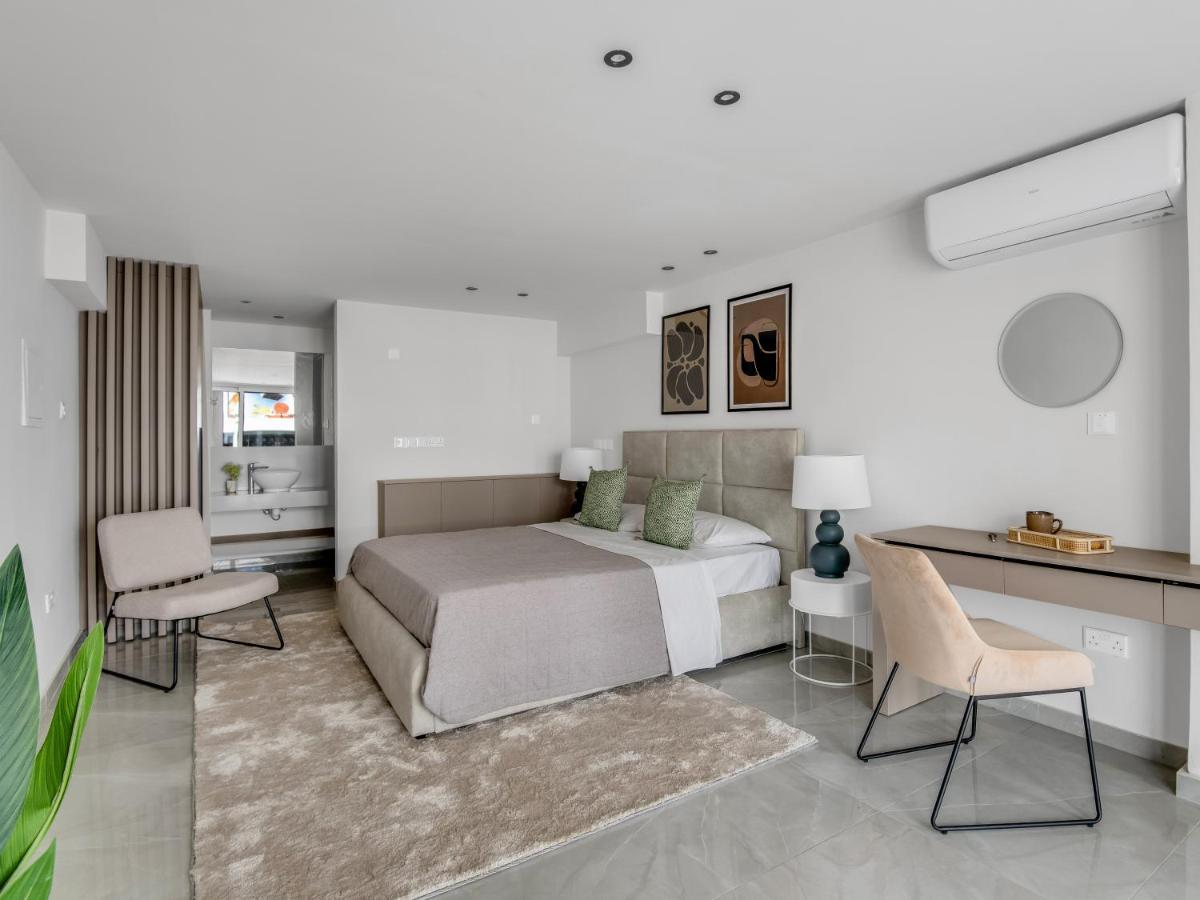 Sanders Crystal Larnaca Luaran gambar