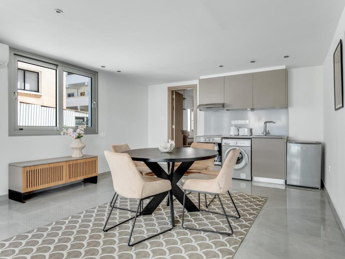 Sanders Crystal Larnaca Luaran gambar