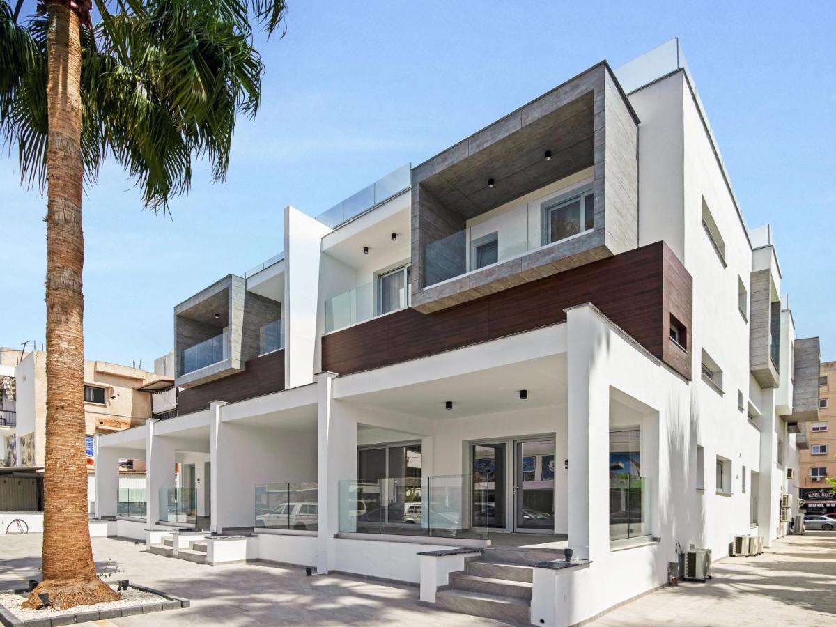 Sanders Crystal Larnaca Luaran gambar