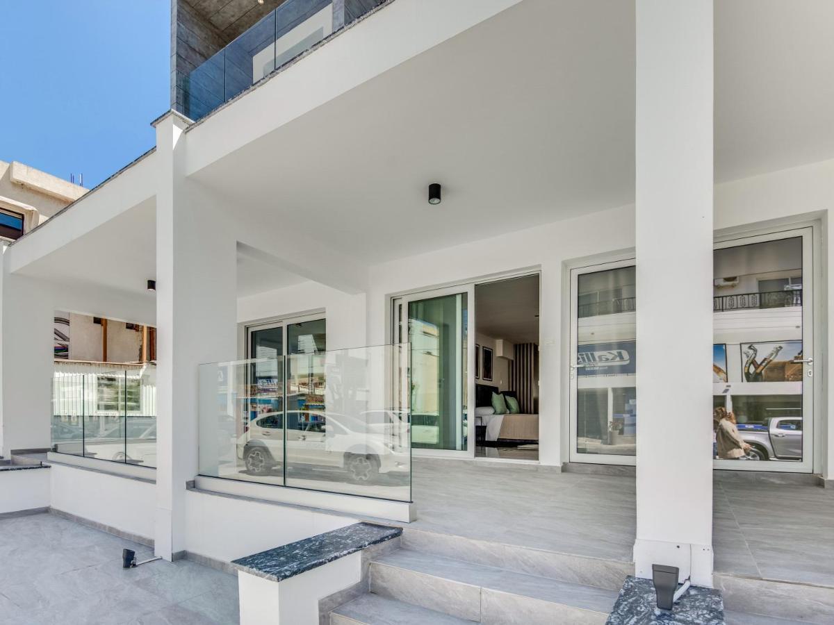 Sanders Crystal Larnaca Luaran gambar